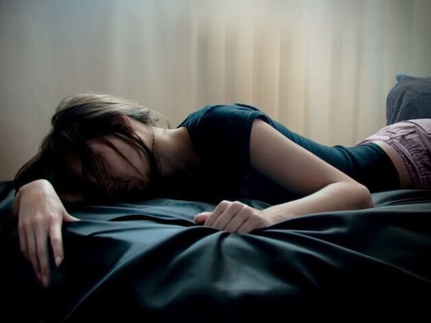Apathy and fatigue are common symptoms of the presence of worms in the body.