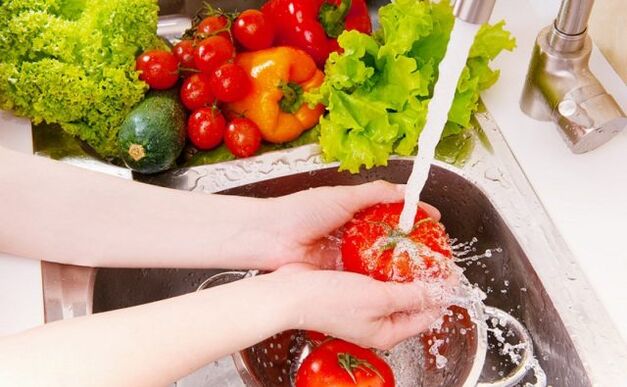 washing vegetables to prevent parasite infestation